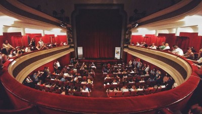Bacău - La teatrul din Bacău