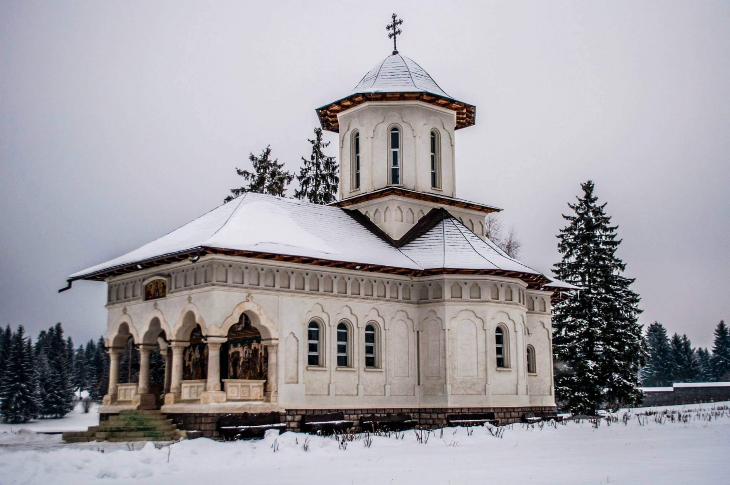 Mănăstirea Izvoru Mureşului - biserica 1