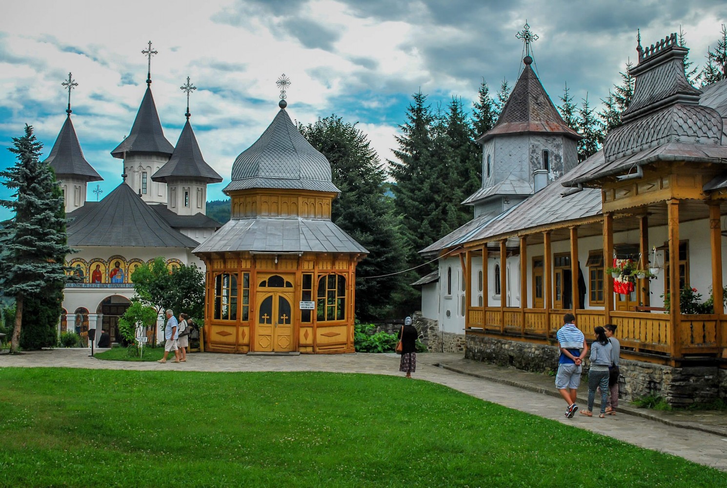 Mănăstirea Sihăstria Neamțului - curte interioară 3