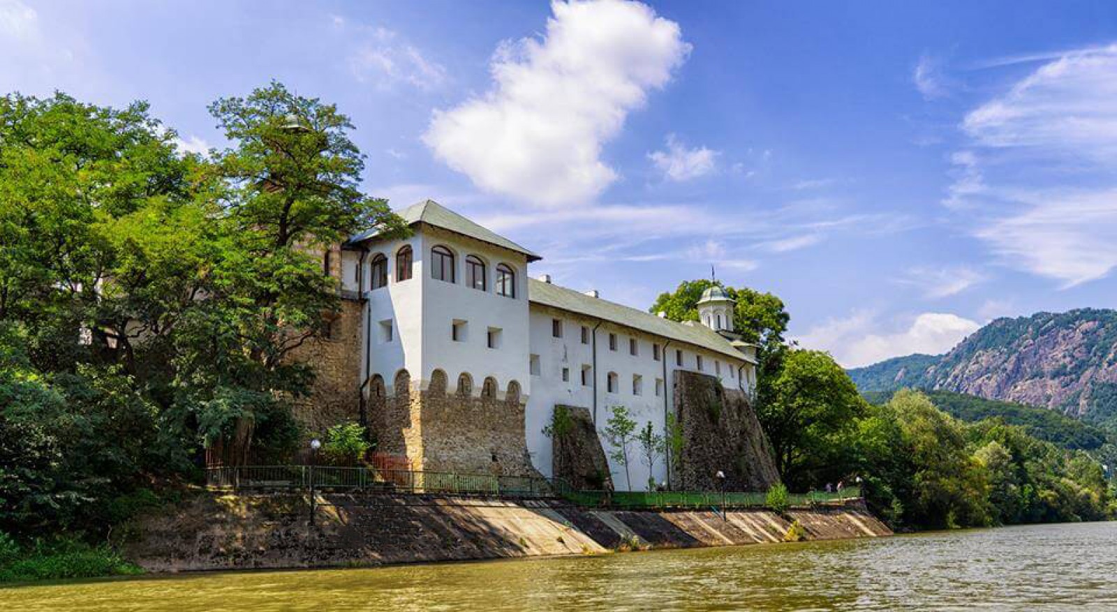 Mănăstirea Cozia - Vedere de pe râul Olt