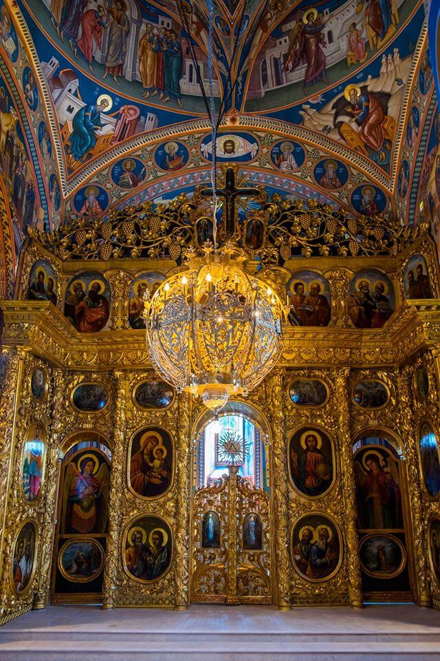 Biserica „Sfântul Nicolae” din Aroneanu - Iconostas (catapeteasmă)
