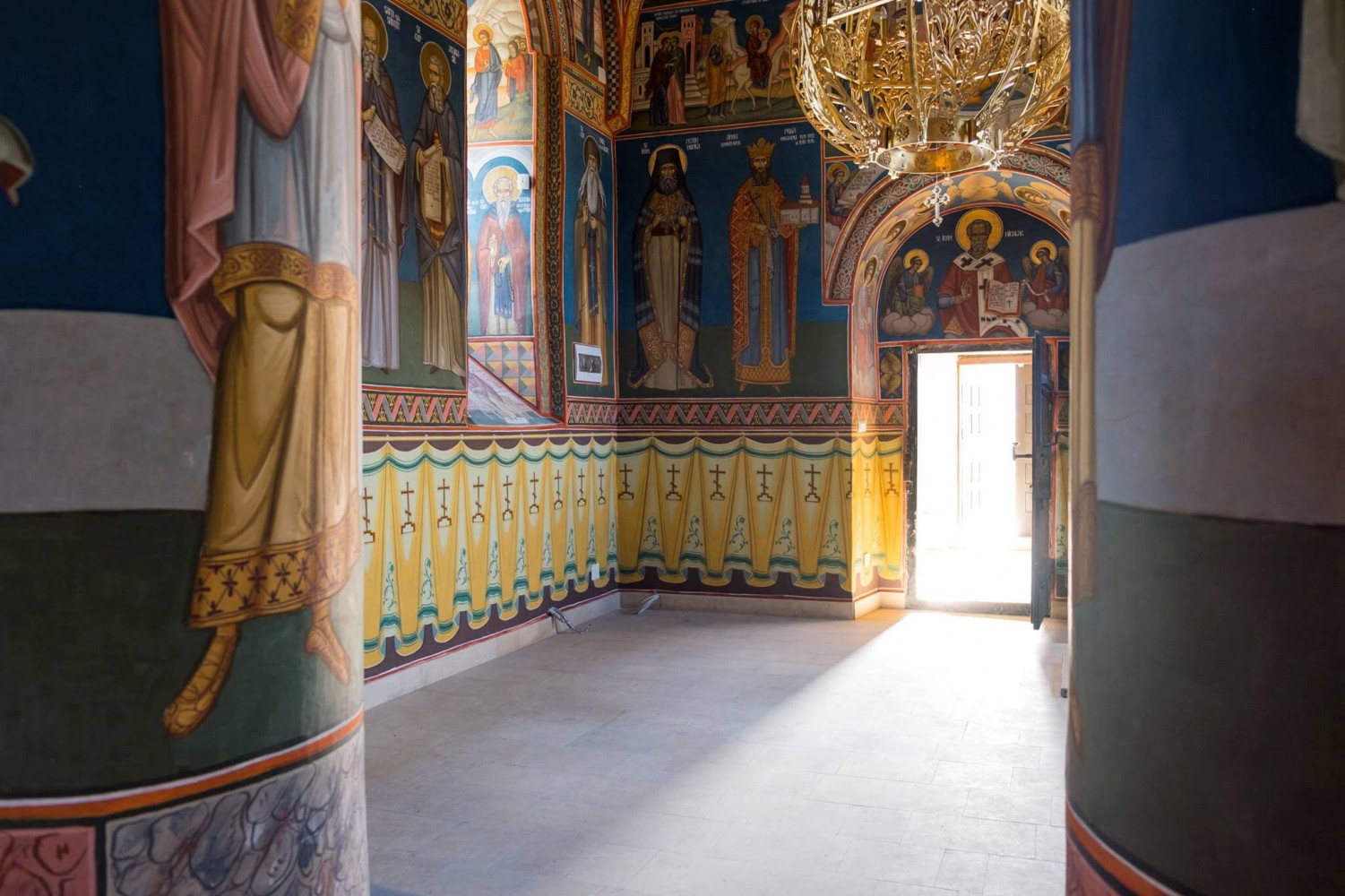 Biserica „Sfântul Nicolae” din Aroneanu - Pronaos