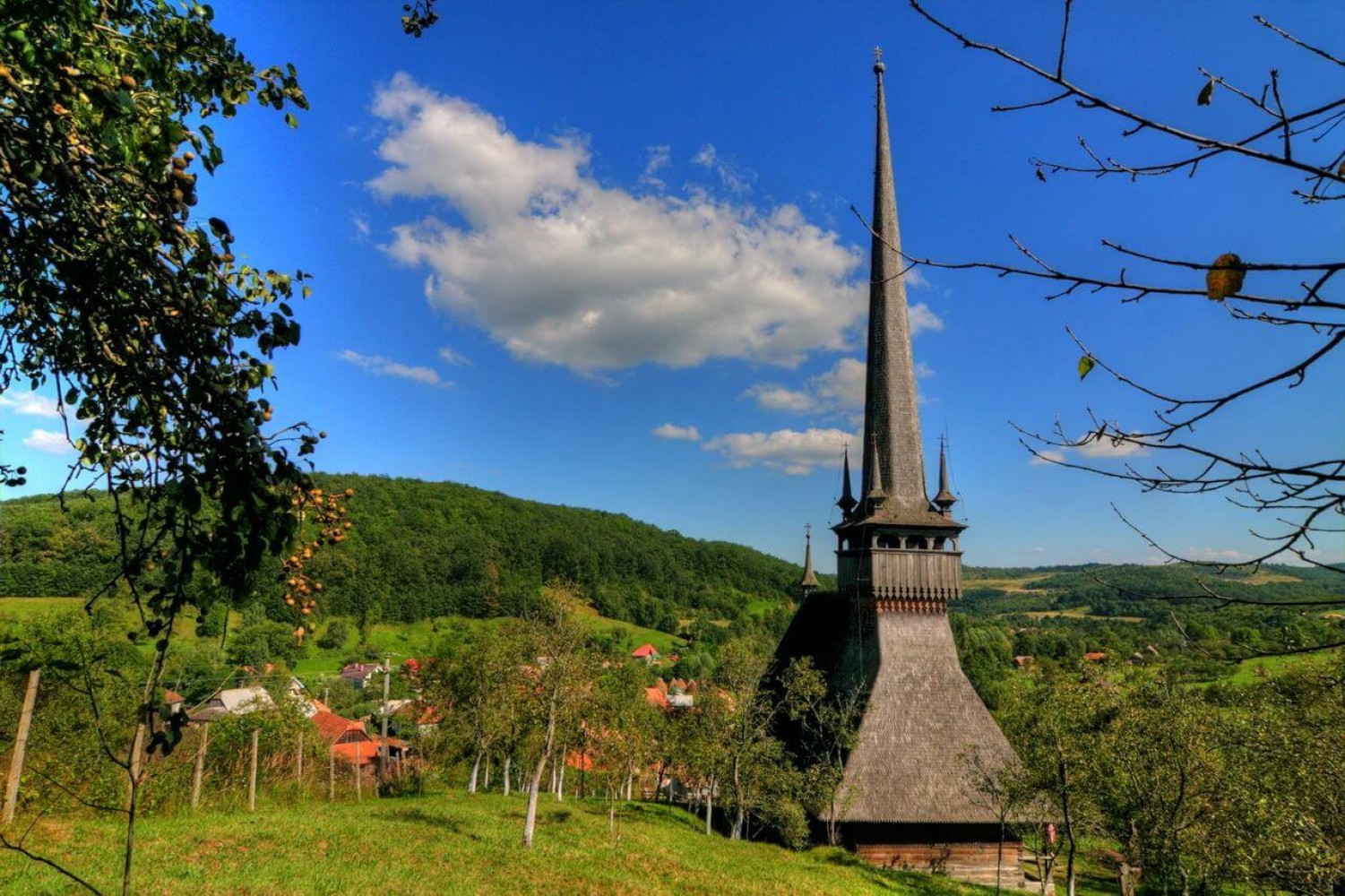 Biserica de lemn Fildu de Sus - turn 40 m cu 4 turnuri mici (sat cu drept de judecată)