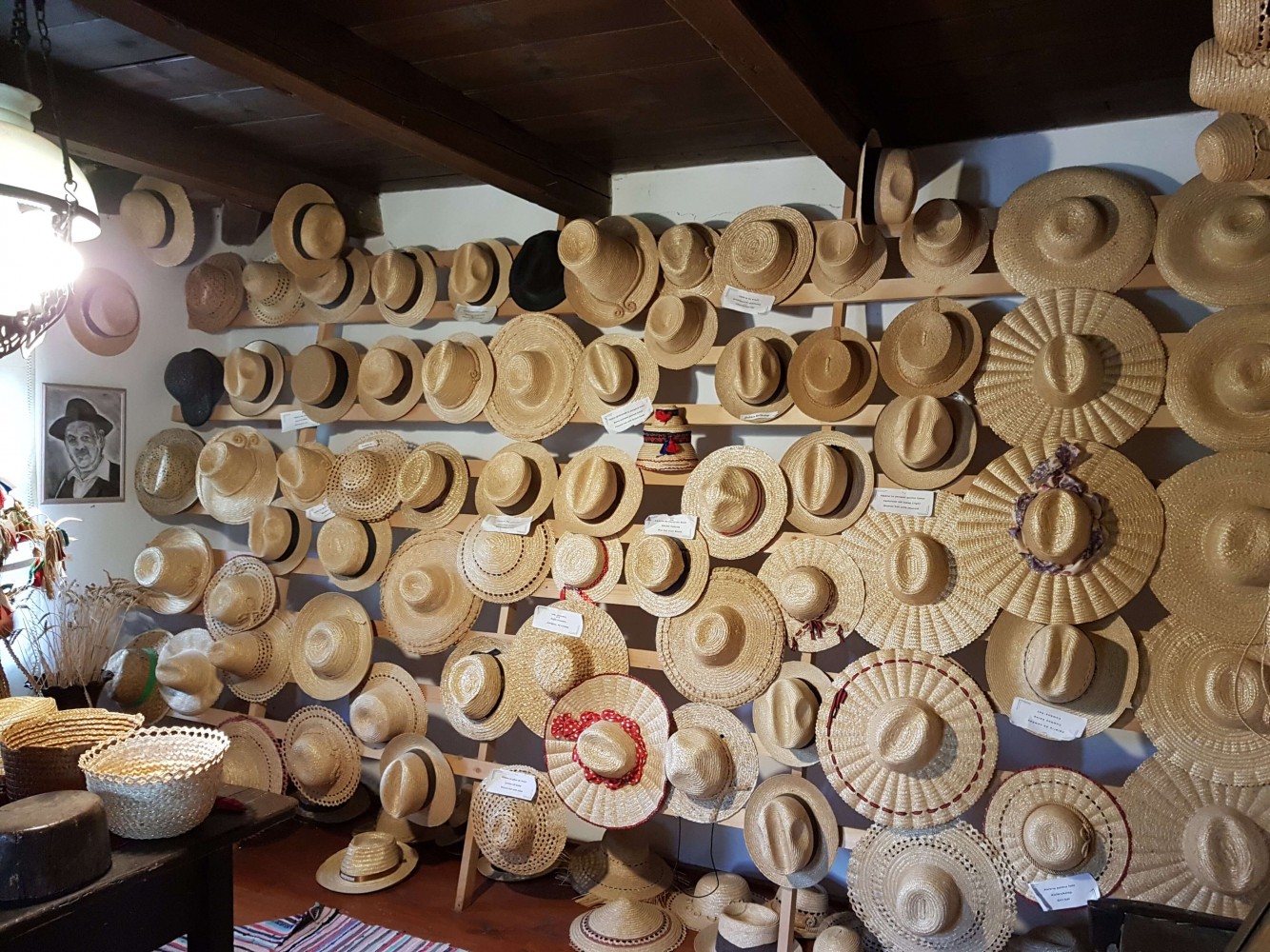 Muzeul Pălăriilor Crișeni - pălării din paie 2