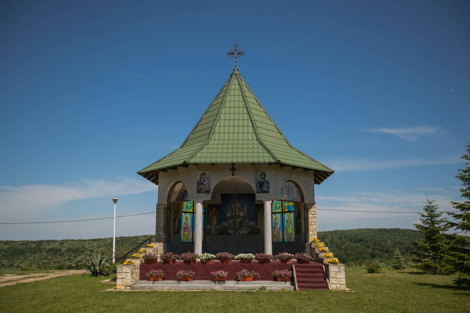 Mănăstirea Mălineşti - Altar de vară