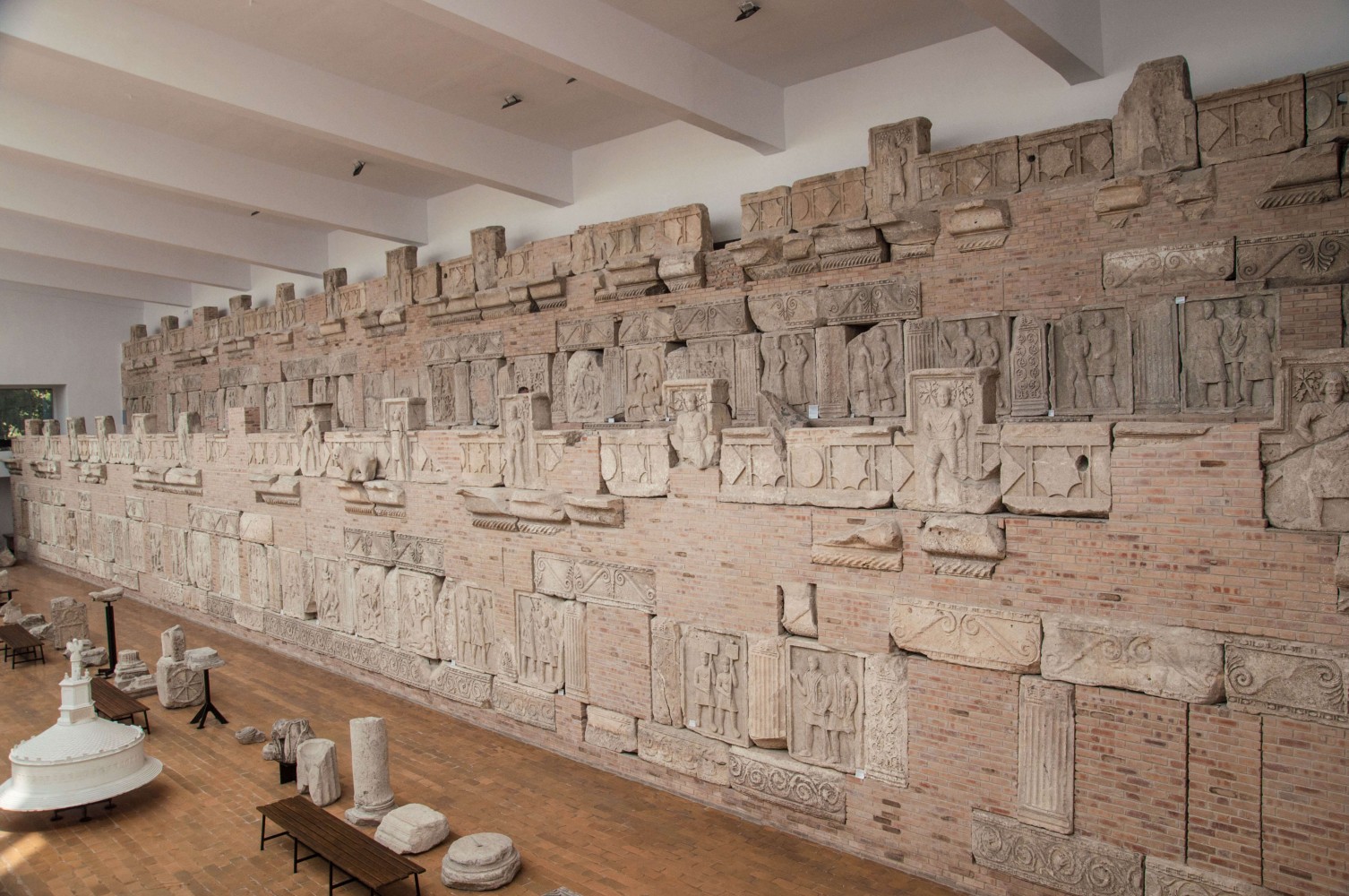 Complex muzeal Adamclisi - basoreliefuri  Tropaeum Traiani