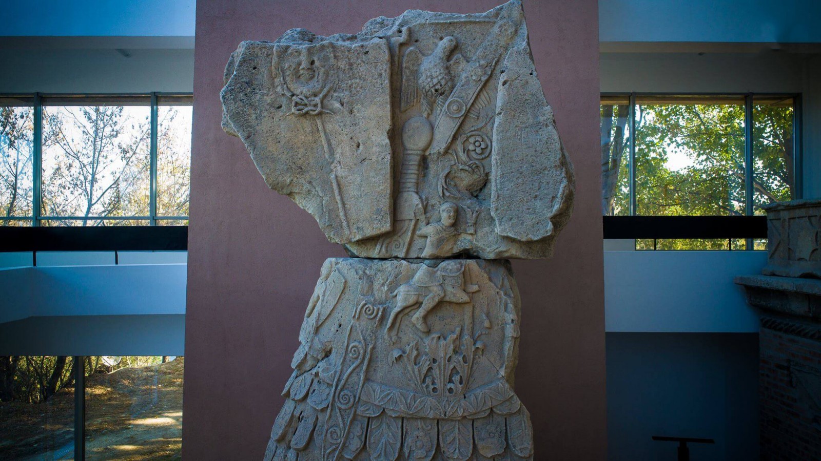 Complex muzeal Adamclisi - basorelief Tropaeum Traiani 