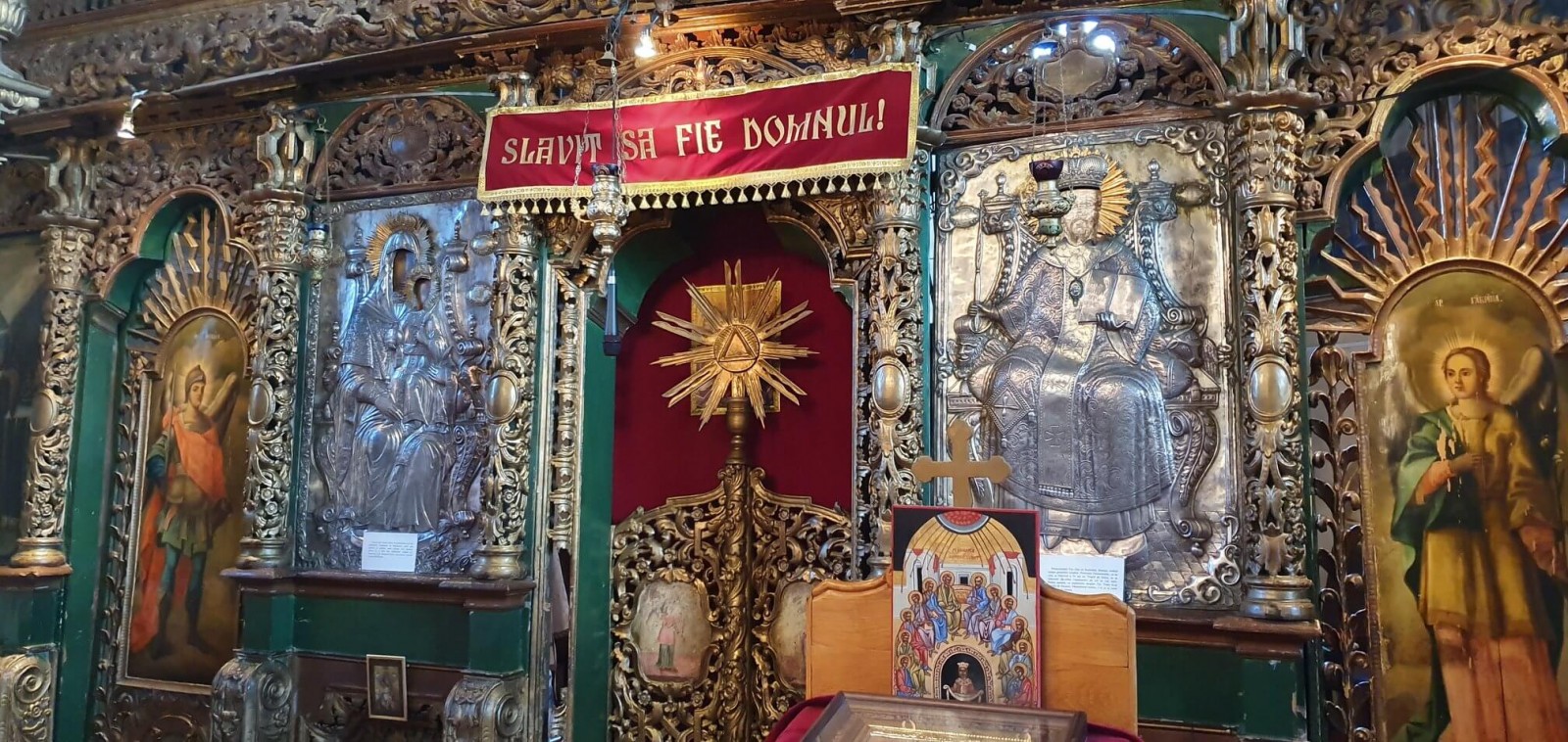 Biserica Pogorârea Sfântului Duh Curelari - Iconostas (catapeteasmă)