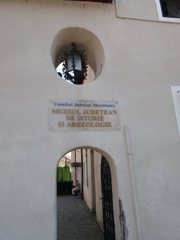 Muzeul de Istorie  Maramureș - poartă intrare
