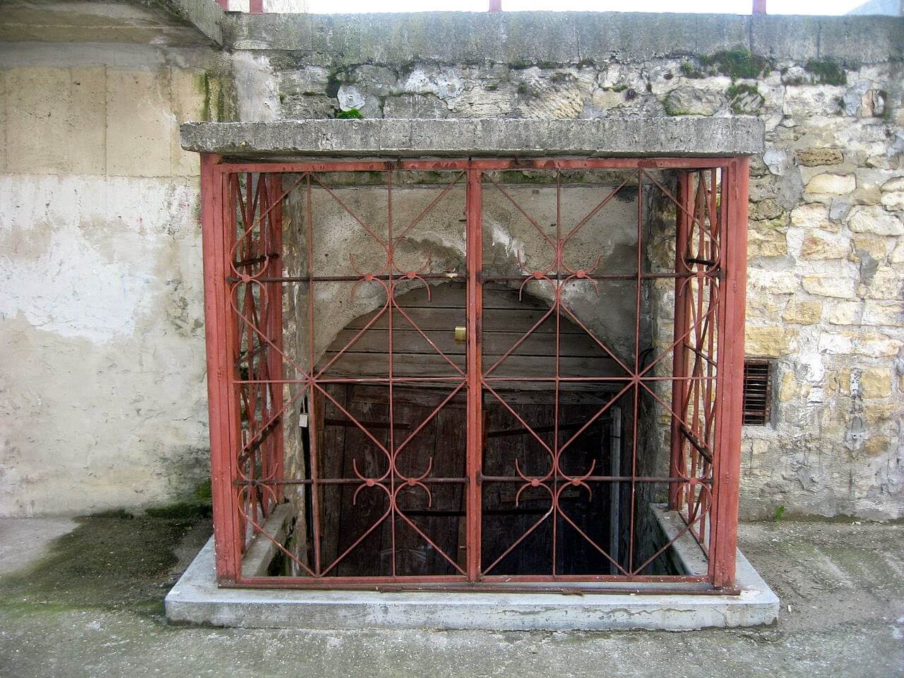 Catacombele de sub biserica Barnovschi Iași