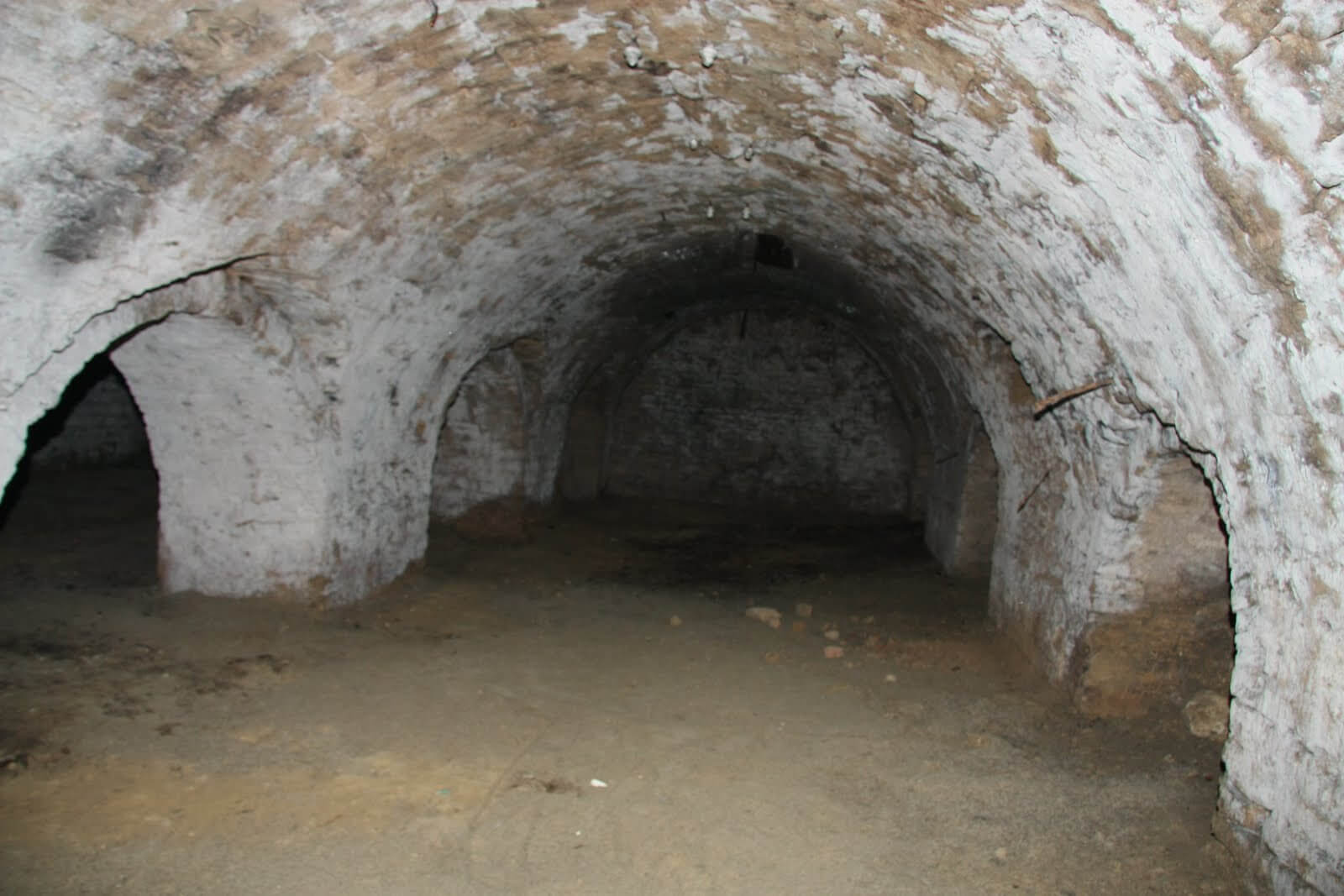 Catacombele de sub fostul hotel Petesburg