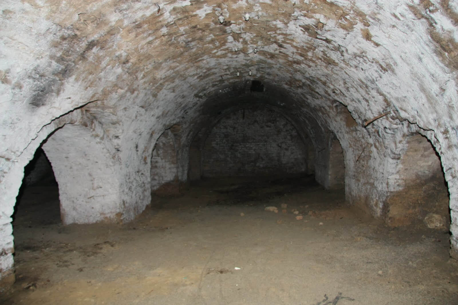 Catacombele de sub fostul hotel Petesburg