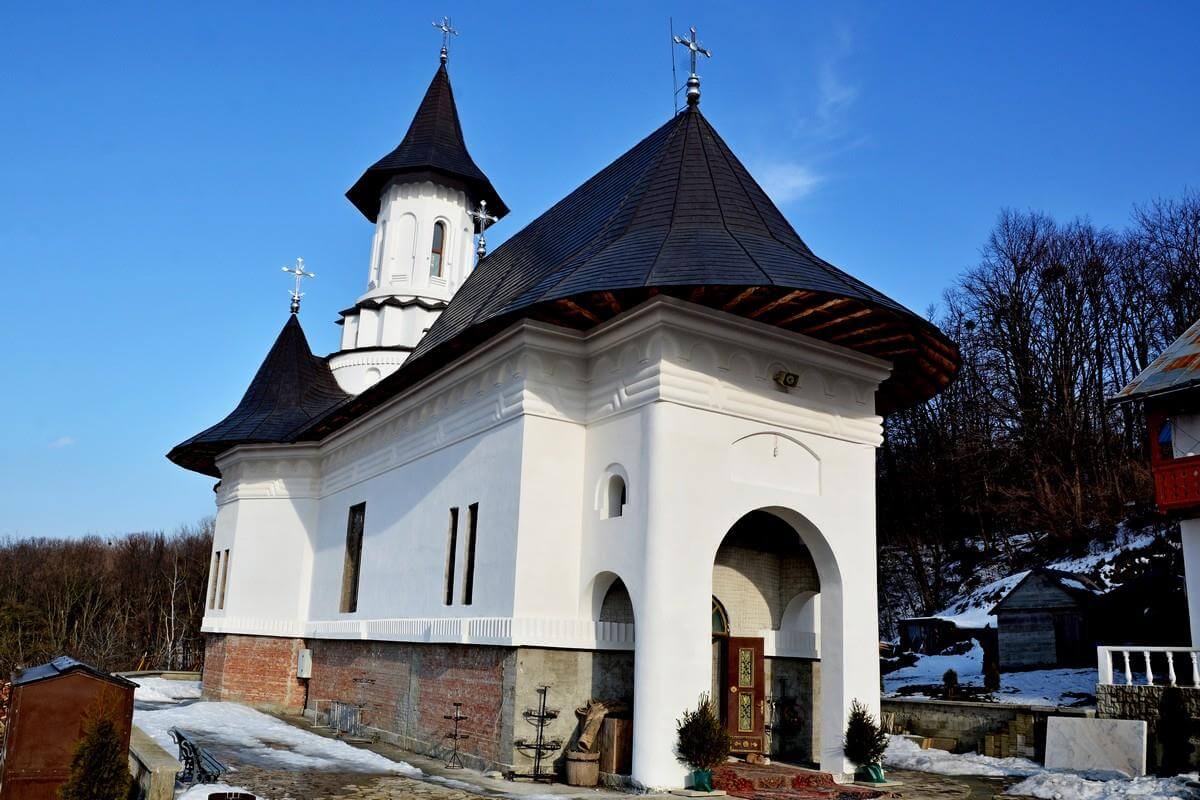 Mănăstirea Piatra Sfântă ( Tărâță )